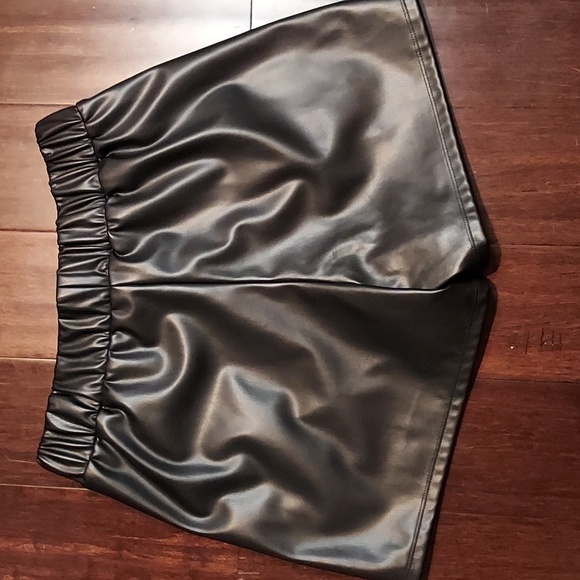 Christian Siriano New York Black Faux Leather Elastic Waist Dress Shorts Size S - Picture 4 of 7